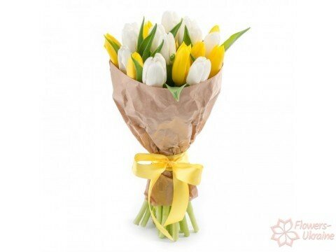 15 бело-жёлтых тюльпанов 